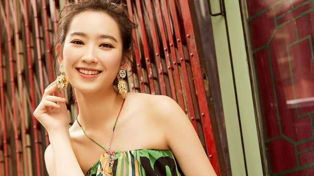 香港知名星二代港大硕士毕业，被指与母亲共用一张脸