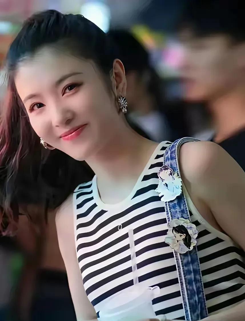 李云霄太美了
笑容灿烂
貌美如花
男人都想要这样的小媳妇吧
