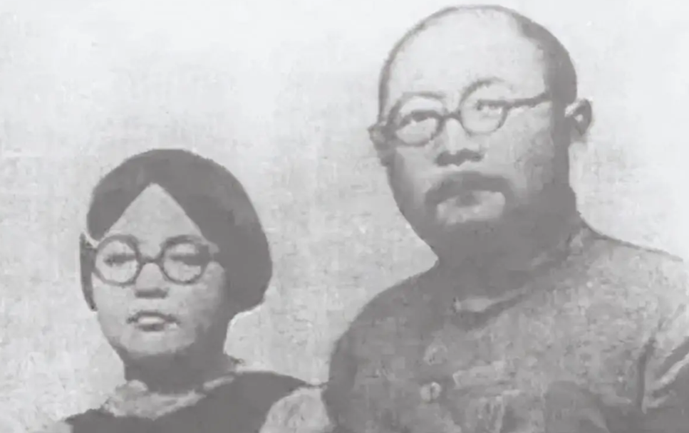 吉鸿昌被枪决以后，他的妻子胡红霞卖掉所有的资产赎回了尸体，却发现丈夫口袋中有个纸