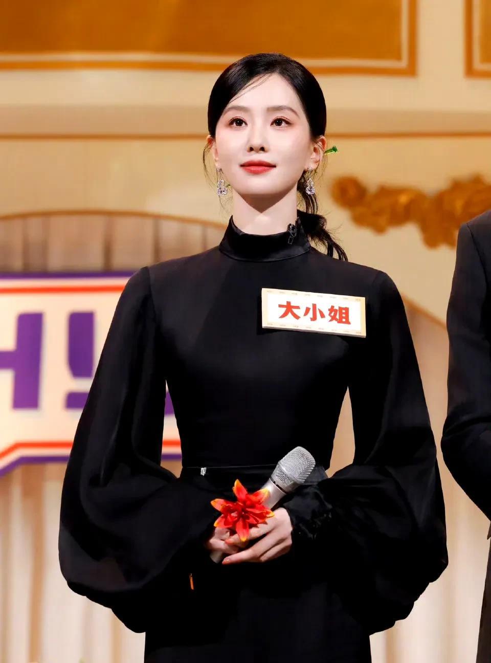 端妃驾到#你好星期六# 。
我觉得，如果你站在刘诗诗身边，看她这么笔直，你都不好
