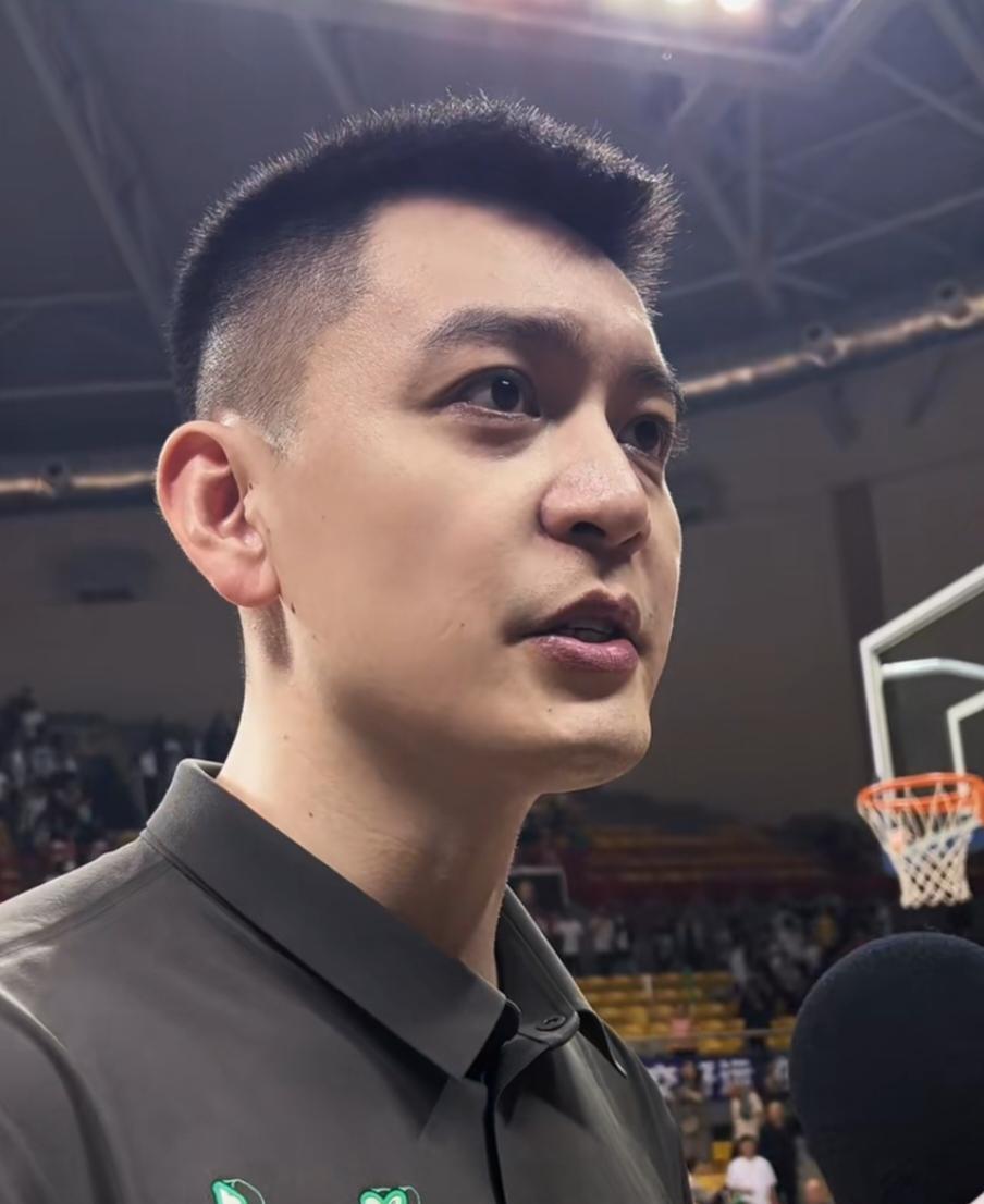 今日辽篮新闻汇总如下:
9. 训练师卡佩拉更新费内巴切夺冠消息。
今日CBA新闻