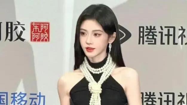 星光大赏三大王者回归：宋祖儿略显疲惫，鞠婧祎眼里野心藏不住，赵露思红毯压轴太好哭