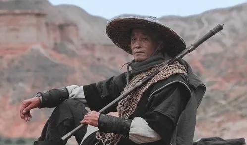 68岁三喜爷爷因拍摄大侠短视频意外走红网络，他身披长袍，眉宇间透露着侠客风范，质