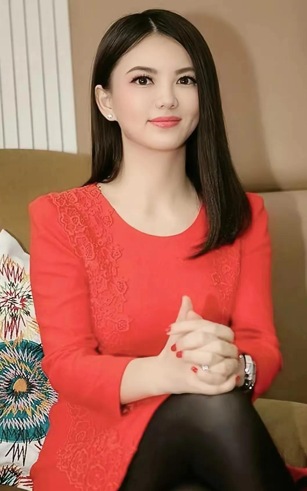 李湘好养眼啊！一双迷人的大眼睛，太美啦！还是瘦的时候漂亮，五官很精致，皮肤白皙透