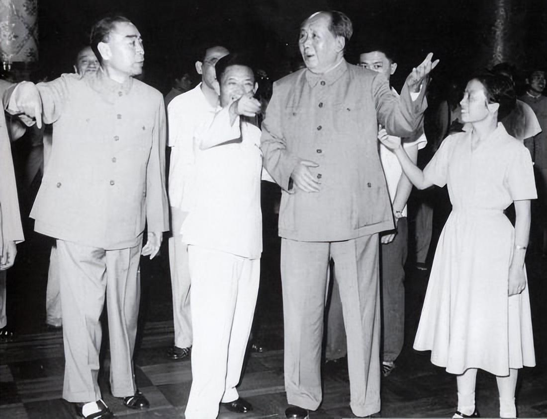 王盛荣来了没？他在哪里？他过得怎么样？”1957年毛主席来到湖北省视察，走下火车