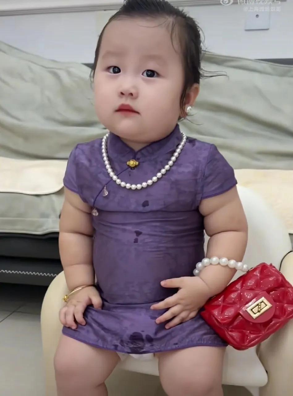 这小宝贝打扮的也太好看了吧！小旗袍穿的也太漂亮了。这位妈妈会打扮孩子，珍珠项链都