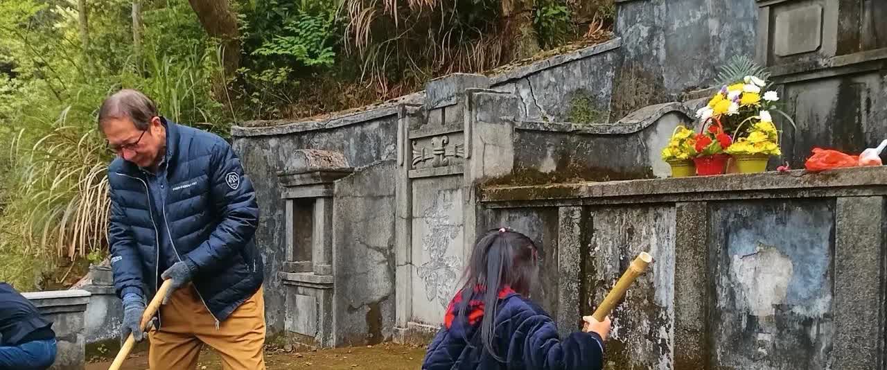 一位68岁的男子去墓地管理处给故去的父母续交20年的管理费，交完费用之后，他突然
