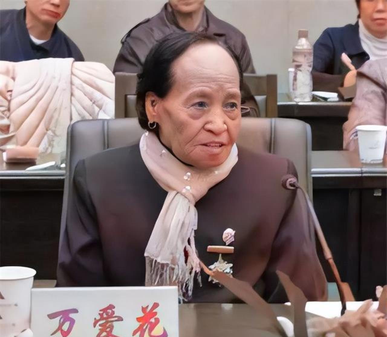 在1943年的山西乡村，一个14岁少女正过着平静却艰辛的生活，她突然被卷入日军扫