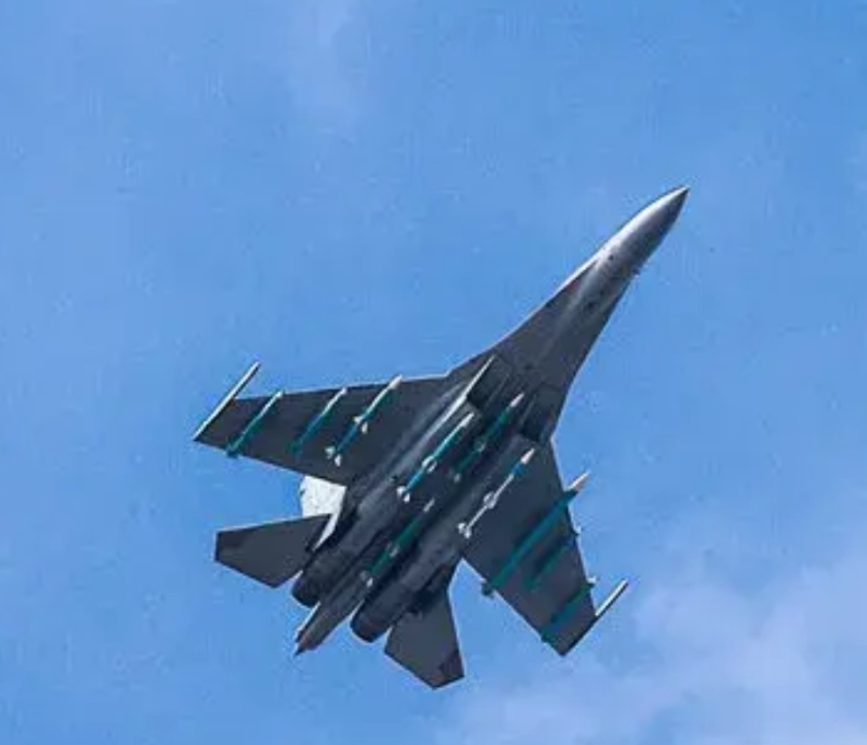 霹雳17超远程空空导弹，这长度比得上电线杆了，目前我国确定能带这型弹的只有歼16