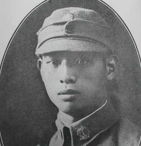 1939年秋，新婚三天的国军营长史恩华，突然被师长三次急电召回指挥部。他攥着未拆