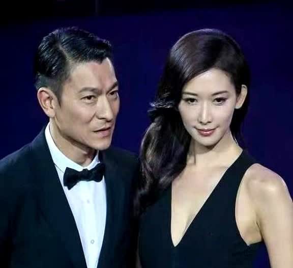 2019年，林志玲大婚，请了半个娱乐圈，却唯独没有请刘德华，刘德华生气地问她：“