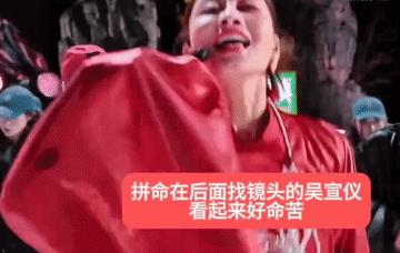 吴宣仪和vava为了衬托陈德容，沦为伴舞，完全和后面的群组融为一体了！拼命在后面