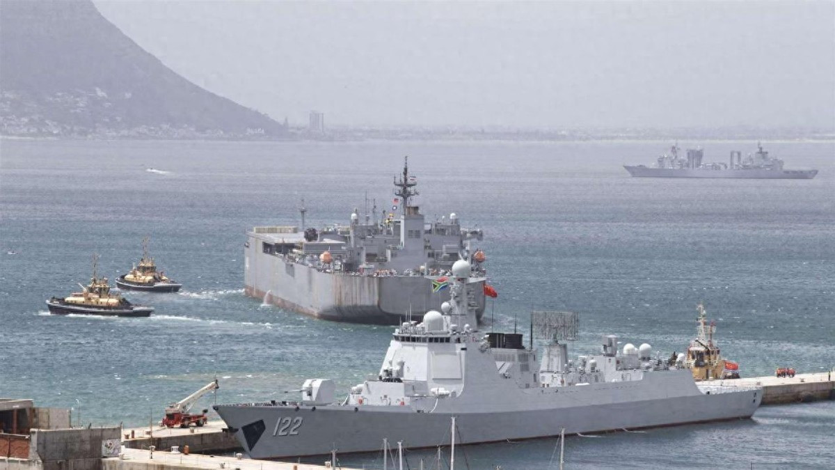 特朗普压力给到位，南非不敢违逆，硬赶走伊朗军舰，中方13字回应