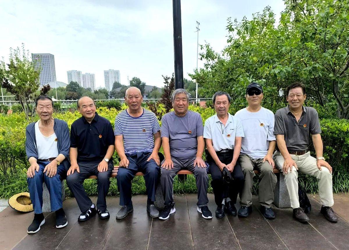 我是个老退役军人，我每年都会在建军节组织同乡战友聚会。
今年“八一”又快到了，我