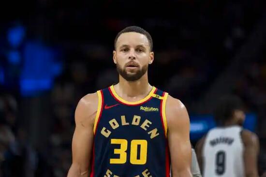 近日，NBA总裁肖华采访谈库里：库里让自己的工作变轻松，他成功且亲切，身材不高让
