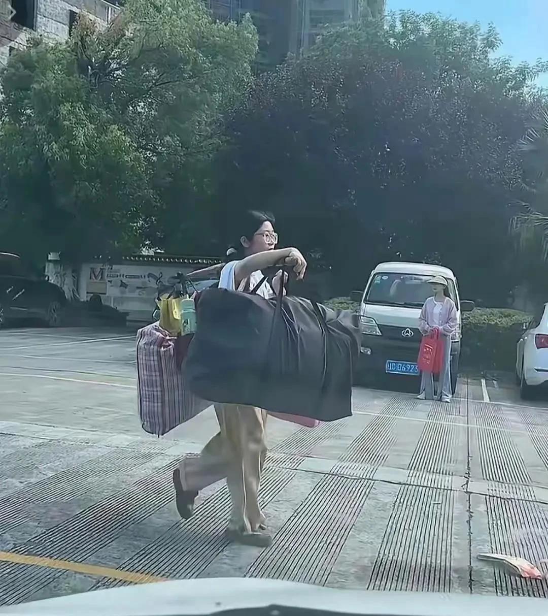 女孩高考结束，独自挑行李回家，这才是年轻人该有的样子。
没有鲜花，没有掌声，没有
