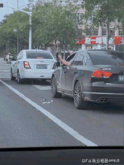 等个红绿灯剥个葱，素质掉了一地