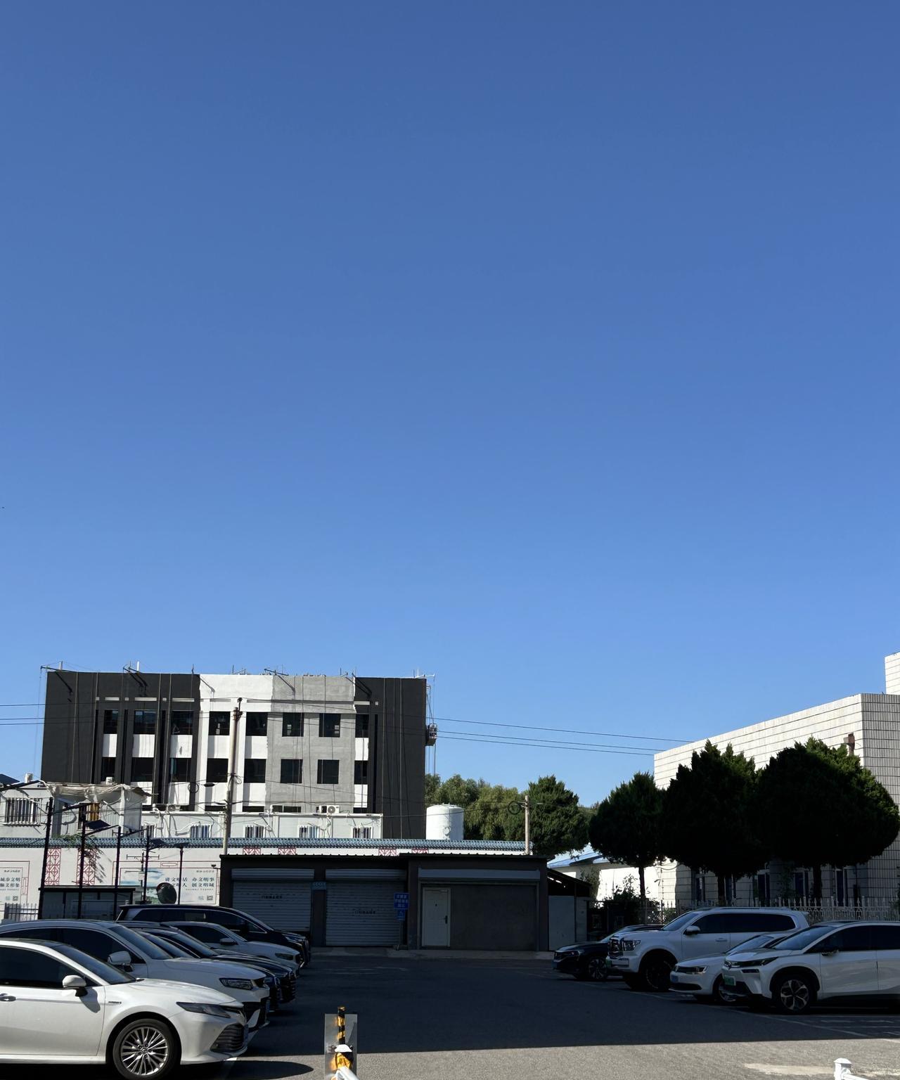 逛山姆是孩子和他妈俩人的事，我自己步行（单程20分钟）到“火神营村”旧址附近转了