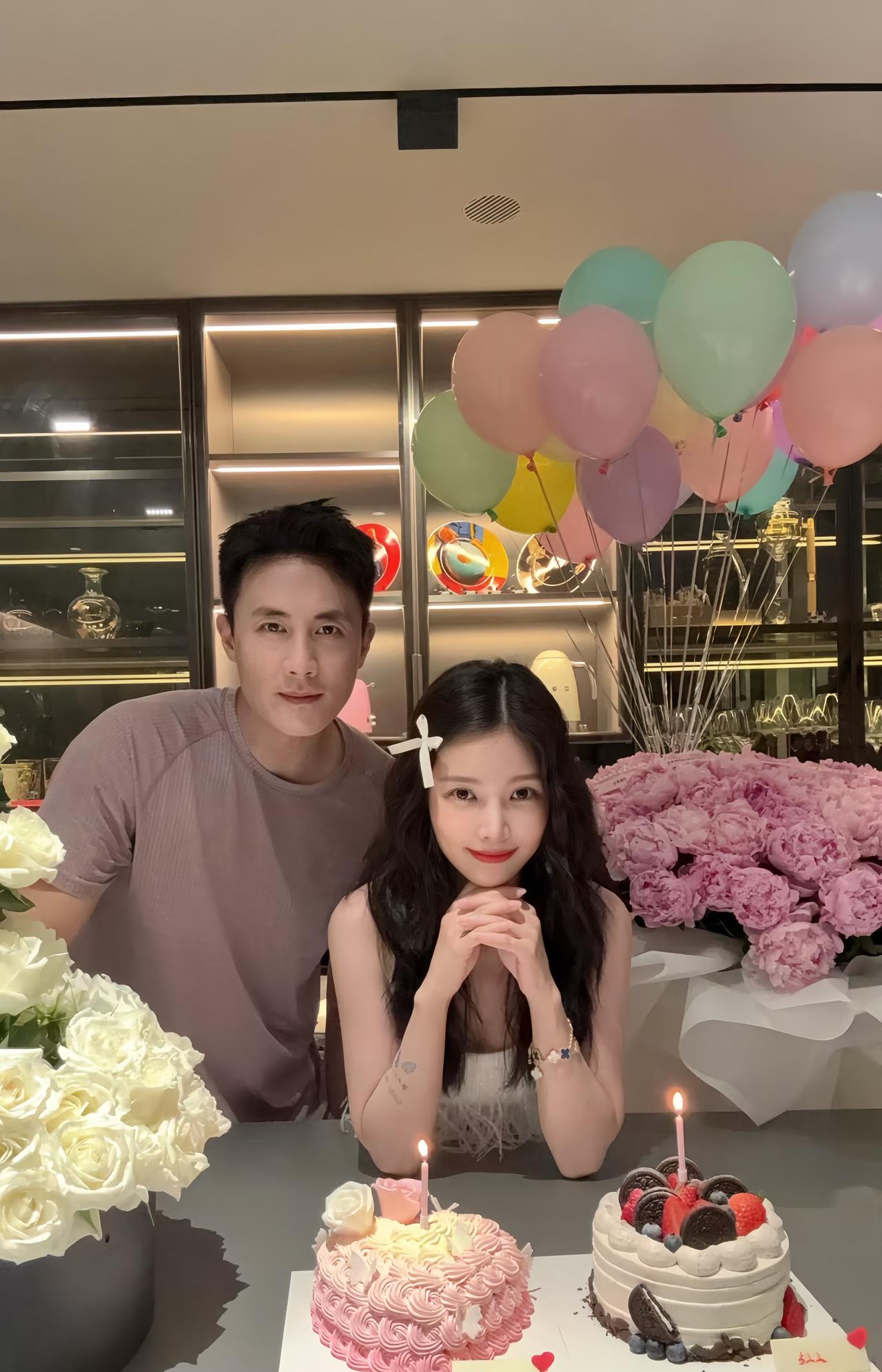 杜淳和老婆王灿仅差7岁，看着像两代人，把老婆宠成了“女儿”。
近日，杜淳迎来了4