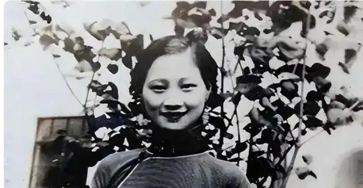 1992年，76岁的孔令侃在纽约寓所辞世，手中紧紧握着一张照片。



这位出身