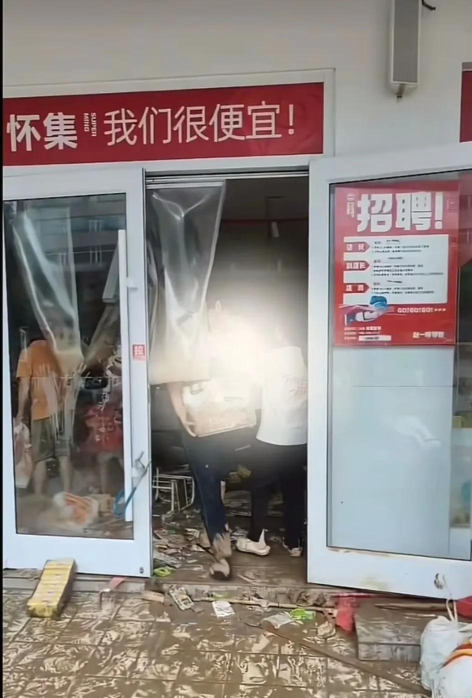 广东怀集零食店被0元购，收银台现金也被抢走，不能再法不责众。
近日，广东怀集，当