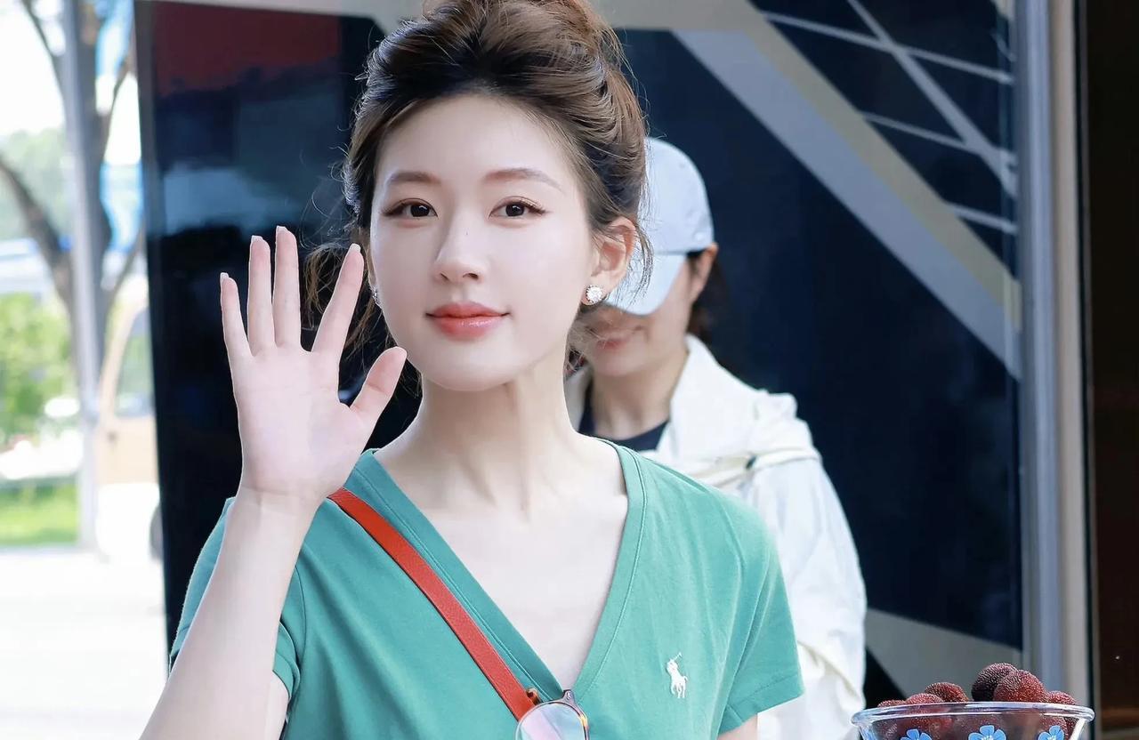 赵露思彻底殉了？
继赵露思的综艺暂停播出之后，有消息说有关她的某时尚活动也被取消