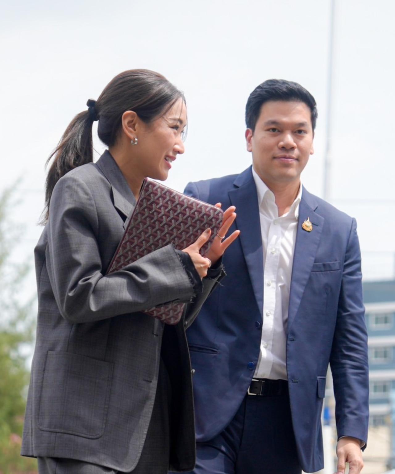 佩通坦姐姐萍通塔，携妹夫一起探望他信
2025年9月22日，皮塔卡携萍通塔、律师
