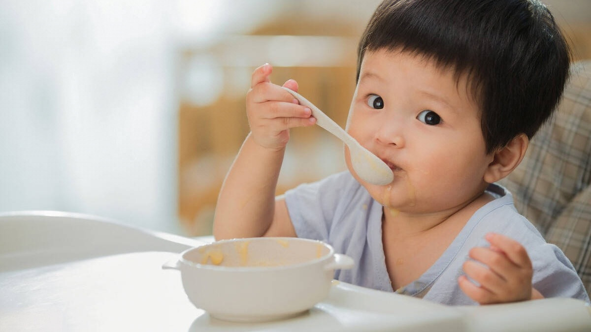 宝宝吃饭只会“吞”？别怪娃笨，这锅家长得背一半！
