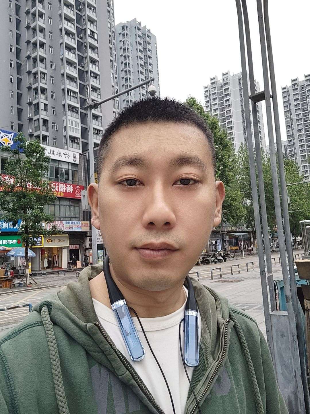 刚剪完发，自拍一张等待女神带走！
