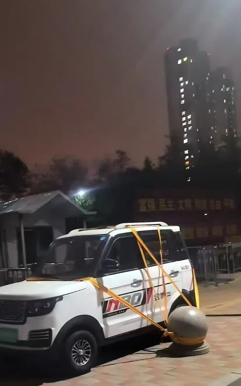 天津大爷为了防风护车，也是拼尽了全力！
