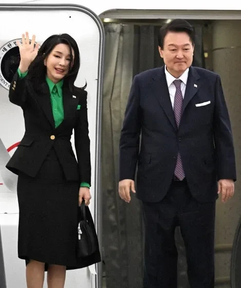 韩国夫人被查了！











天啊，简直不敢相信自己的眼睛！韩国政坛又