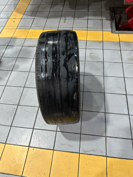 十代半雅阁后轮吃胎
十代半雅阁，幻夜尊贵，行驶2.8w公里，后轮磨损严重……大家