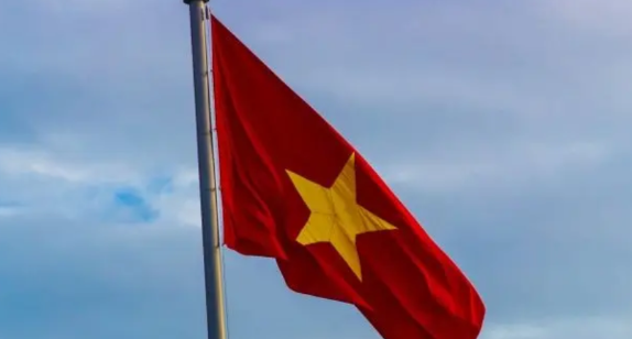 越南在贸易战中站在美国一边。
据塔斯社援引路透社的消息报道，越南在贸易战中站在了