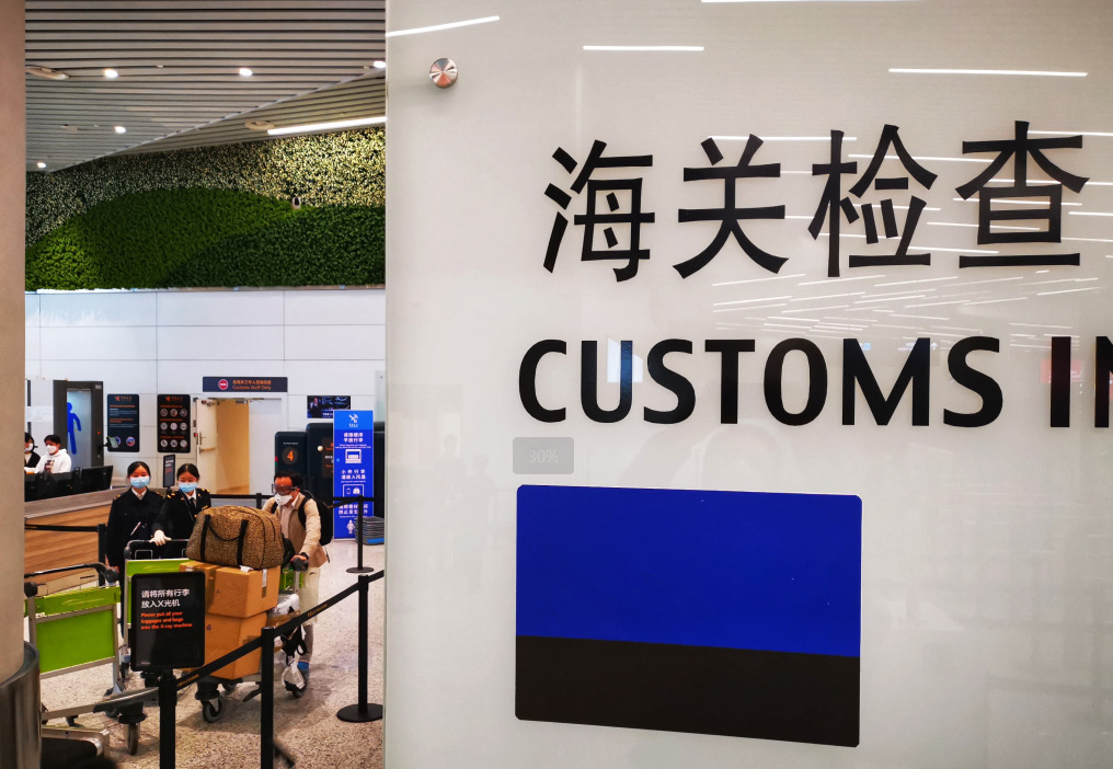 美国佬偷偷摸摸想偷中国宝贝











万万没想到！几个鬼祟的美国人在