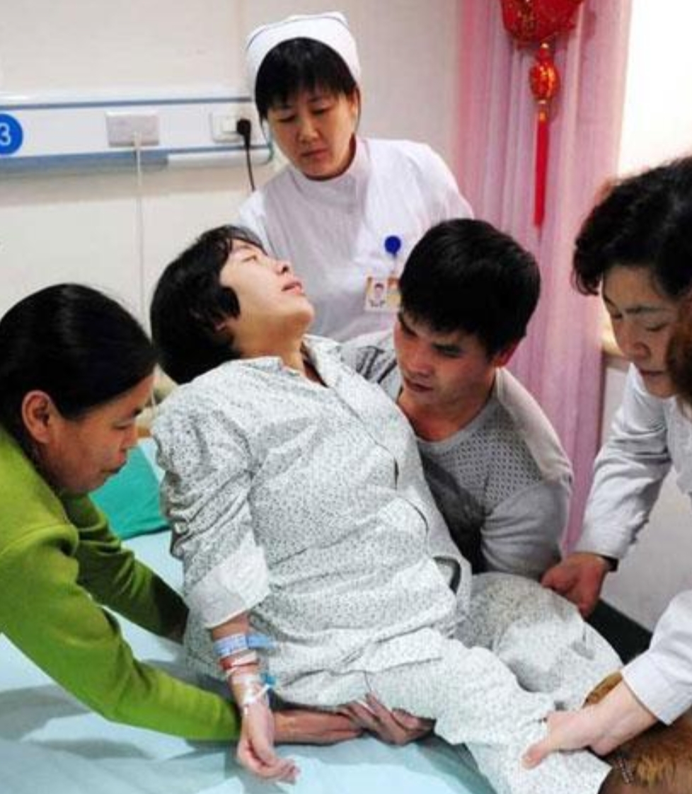 医学奇迹！2011年，广西一名男子，不顾家人劝阻，执意迎娶瘫痪女友，新婚前夜，他