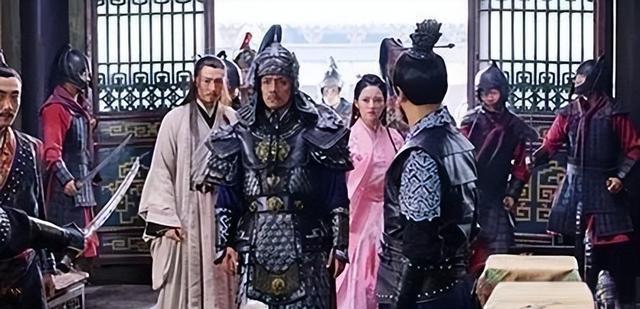 1629年，袁崇焕命人捆缚毛文龙，脱去他的官服，对其大吼道：＂皇帝赐我尚方宝剑，