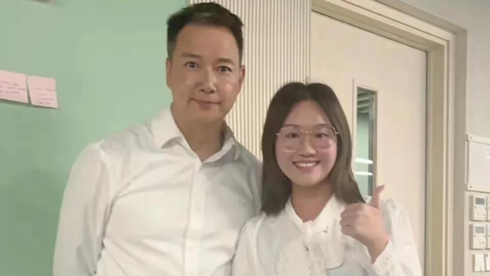 OMG！教室惊现过气港剧男神？穿牛仔裤讲课，学生：他超低调