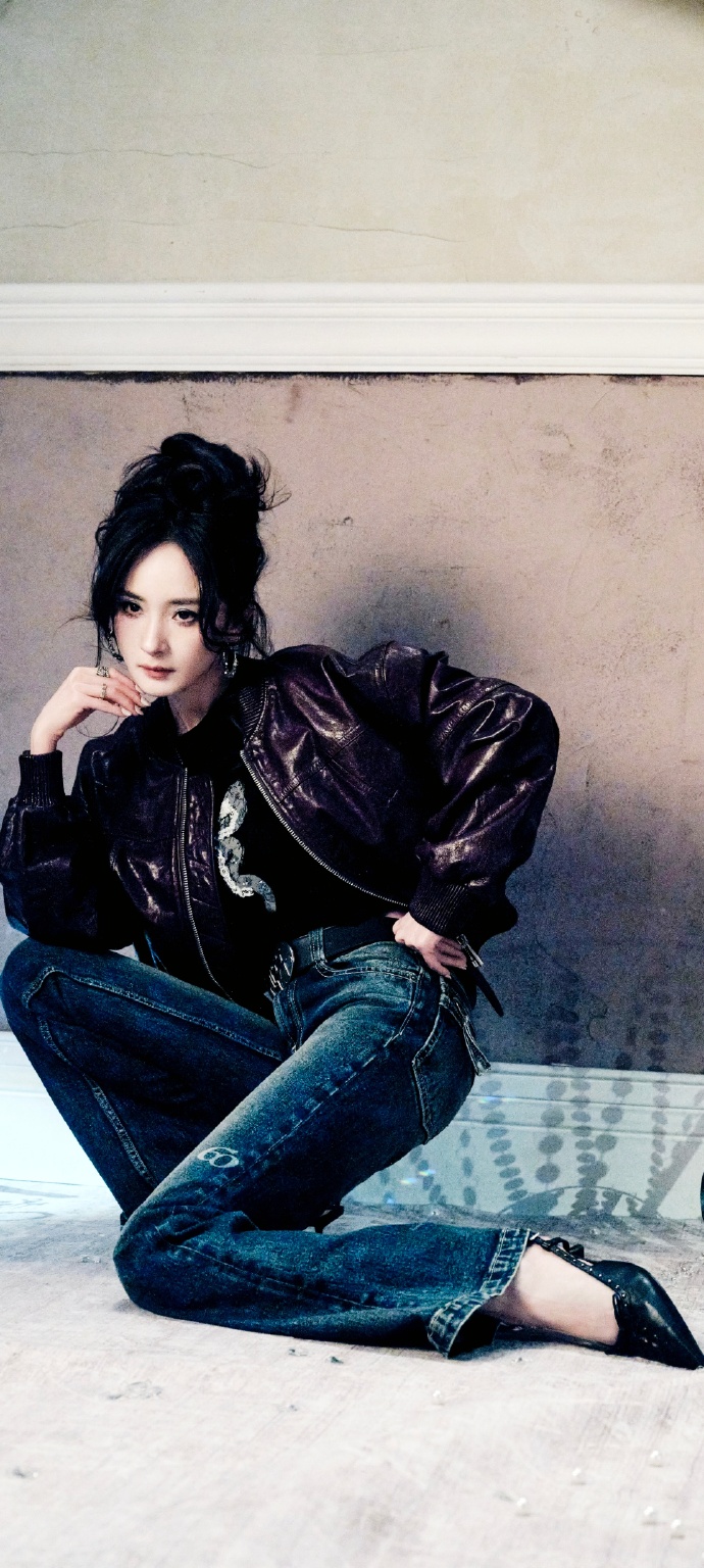 换上皮夹克，牛仔裤这样休闲装的杨幂依然明艳不可方物