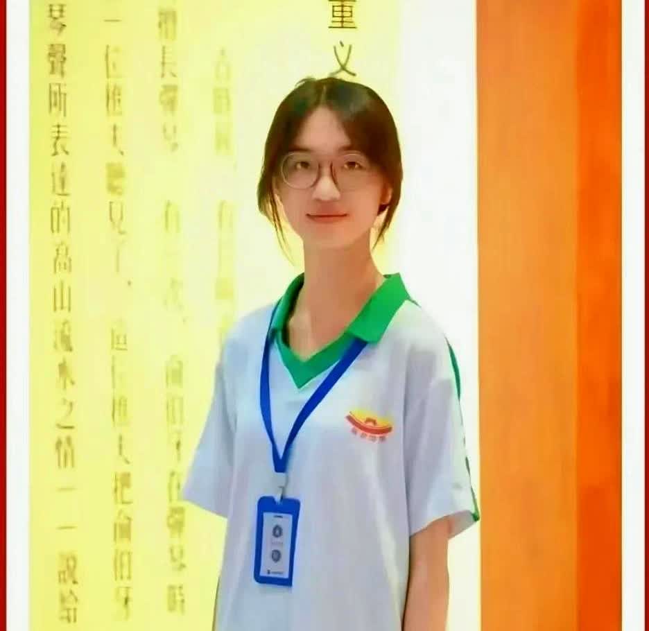 看到海南17岁女生失联的消息心都揪起来了！

穿校服、70斤体重、左手臂灰蓝