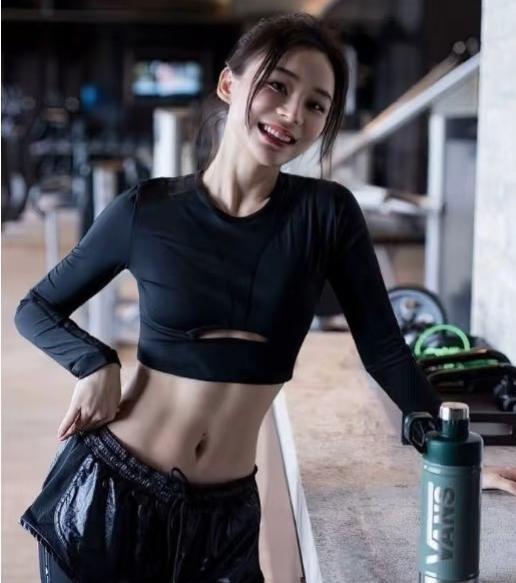 你可以说袁姗姗演技差一点，
你也可以说袁姗姗整容脸，
但是有一点，你我是绝对比不