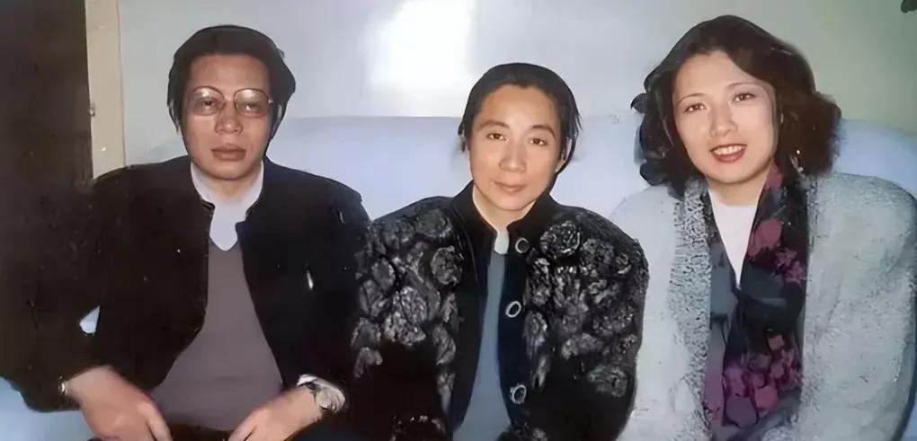 林立果“未婚妻”有多美？
1991年和林豆豆的合影，
42岁她气质不凡，
仔细看
