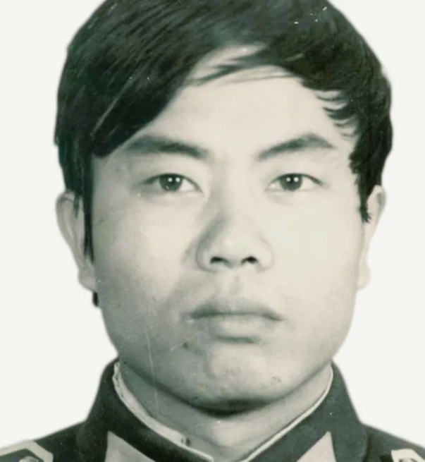 1987年，一位缉毒警察为了抓毒贩，装扮成了一个回族大老板。谁料吃饭正香的时候，