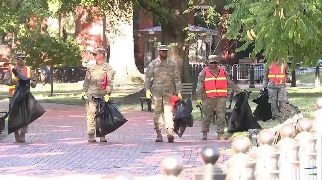 让进驻华盛顿的美国国民警卫队士兵捡垃圾，特朗普身边有高人。表面看让士兵垃圾像是作