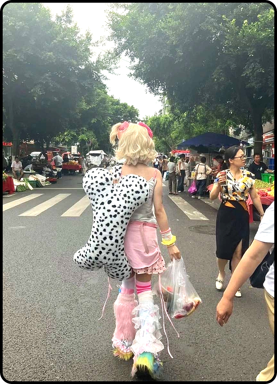 她是不是觉得自己很潮流