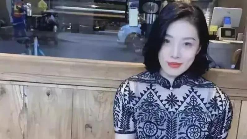 “牵手门”董小姐重出江湖！开直播搞事业，气质出众吸引人被骂惨