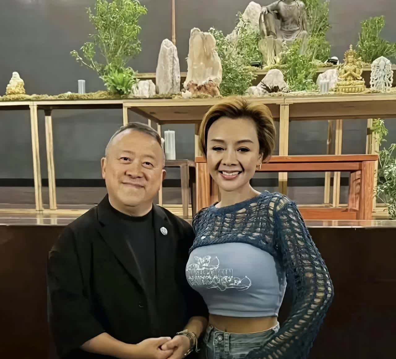 57岁的叶子媚和72岁的曾志伟同框，叶子媚身材依旧火辣，但岁月催人老，面部己显老