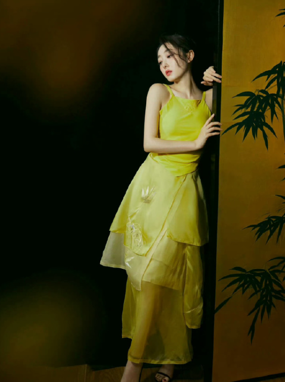 蒋梦婕的黄纱裙，很柔美，超可以的！
