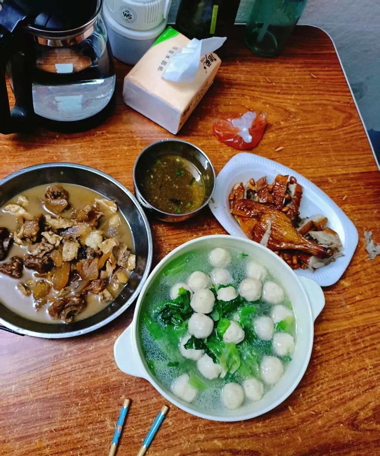 我老公买了一盘烧鸭，在吃饭前，他说了五六次，谁也不能抢他吃鸭腿。
前天我发了15