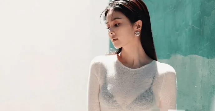 白鹿身着一袭白衣，内搭黑色服饰若隐若现，更显身材曼妙，整体造型简约而不失高级感。