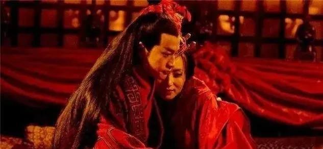 公元209年，48岁的刘备迎娶17岁的孙尚香。
这场婚事在柴桑的红烛里烧得热闹，